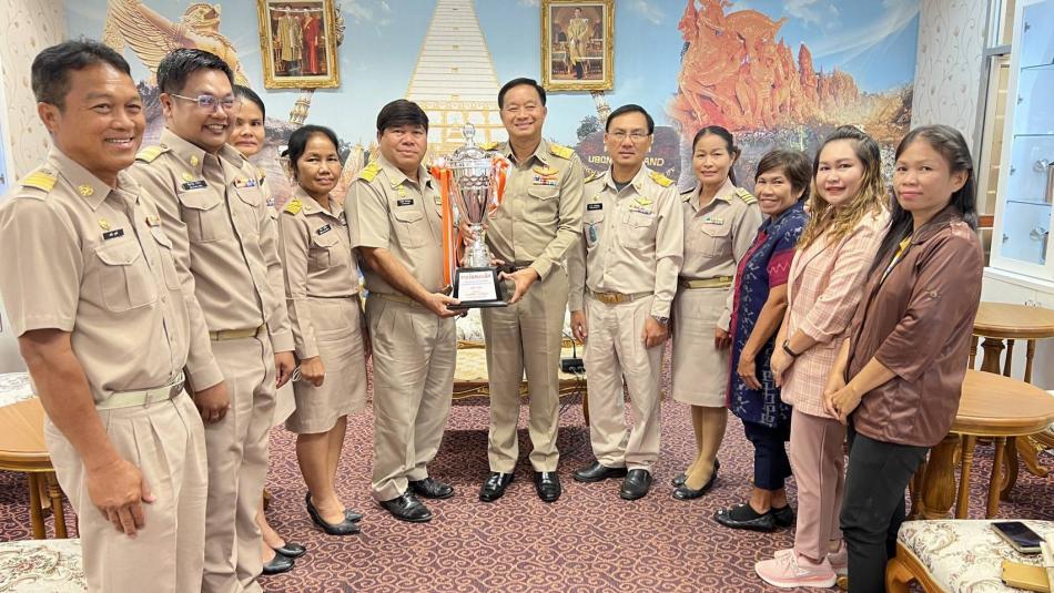 เทศบาลตำบลน้ำยืนพร้อมคณะเข้ารับถ้วยรางวัลการแข่งขันกีฬาโอเพ่น ฟุตบอลชาย 11 คน จาก ท่านศุภศิษย์ กอเจริญยศ ผู้ว่าราชการจังหวัดอุบลราชธานี 