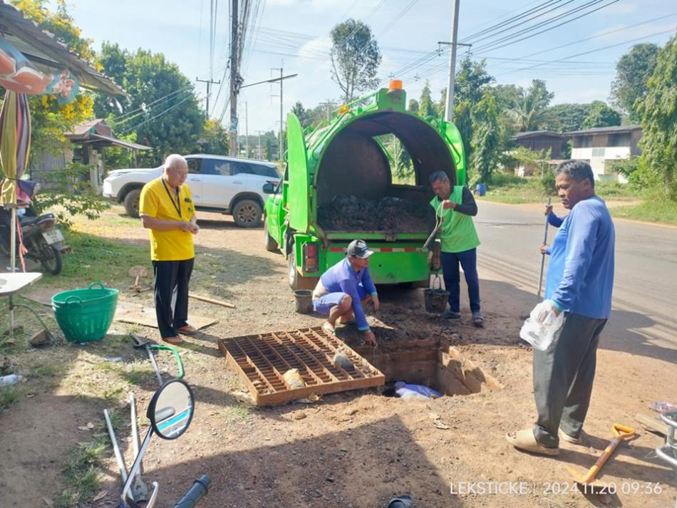 วันที่ 20 พฤศจิกายน พ.ศ. 2567 การปฏิบัติงานลอกท่อระบายน้ำ ถนนวิสูตรโยธาภิบาล2